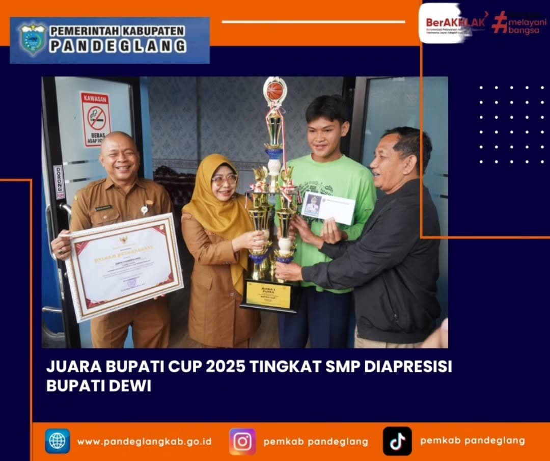 Bupati Pandeglang, Raden Dewi Setiani, memberikan apresiasi langsung kepada para atlet yang menjuarai lomba Bupati Cup 2025 tingkat Sekolah Menengah Pertama (SMP) yakni SMPN 1 Karangtanjung dan SMPN 1 Pandeglang