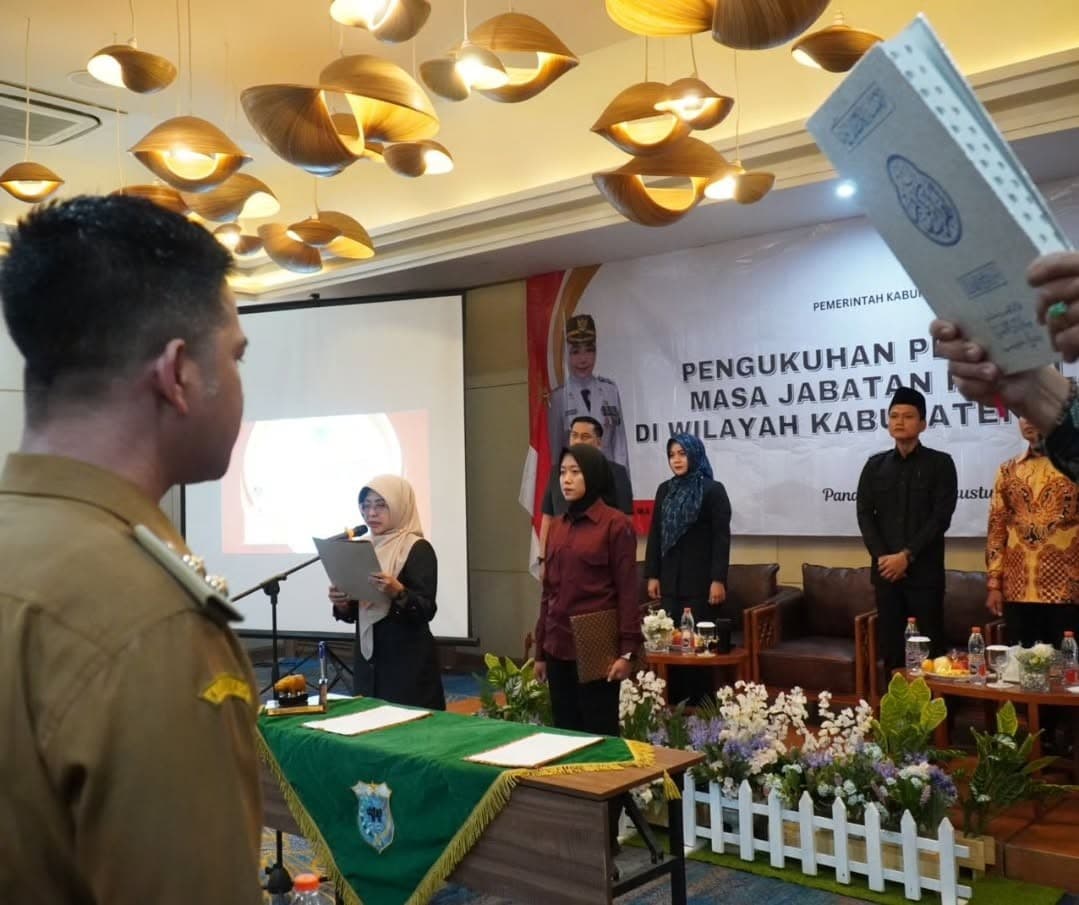 Sebanyak 102 Kepala Desa di Kabupaten Pandeglang yang sebelumnya telah menyelesaikan masa jabatannya, kembali dikukuhkan oleh Bupati Pandeglang Raden Dewi Setiani