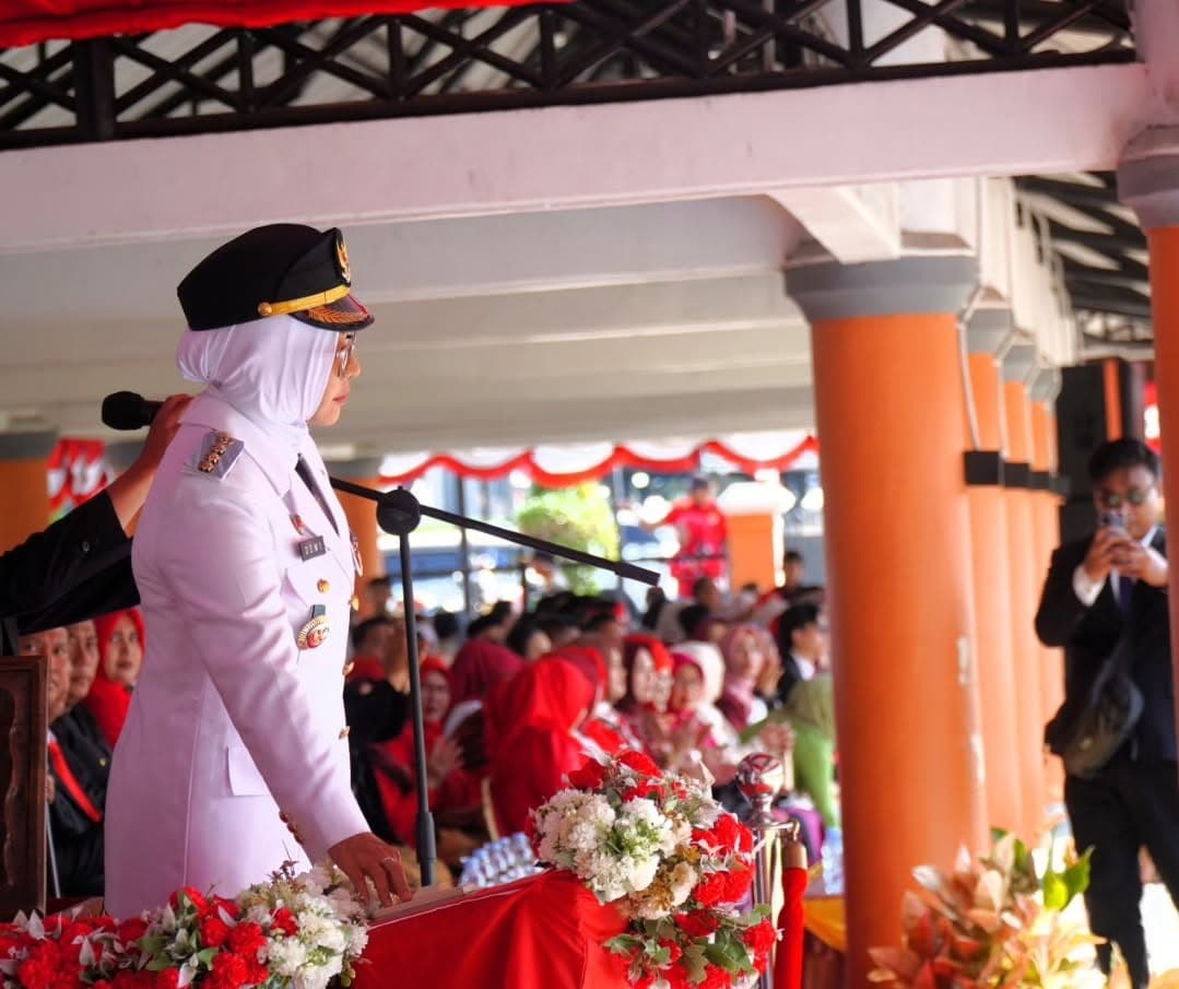 Bupati Pandeglang Raden Dewi Setiani bertindak sebagai inspektur upacara pada peringatan Hari Ulang Tahun (HUT) ke-80 Republik Indonesia tingkat Kabupaten Pandeglang