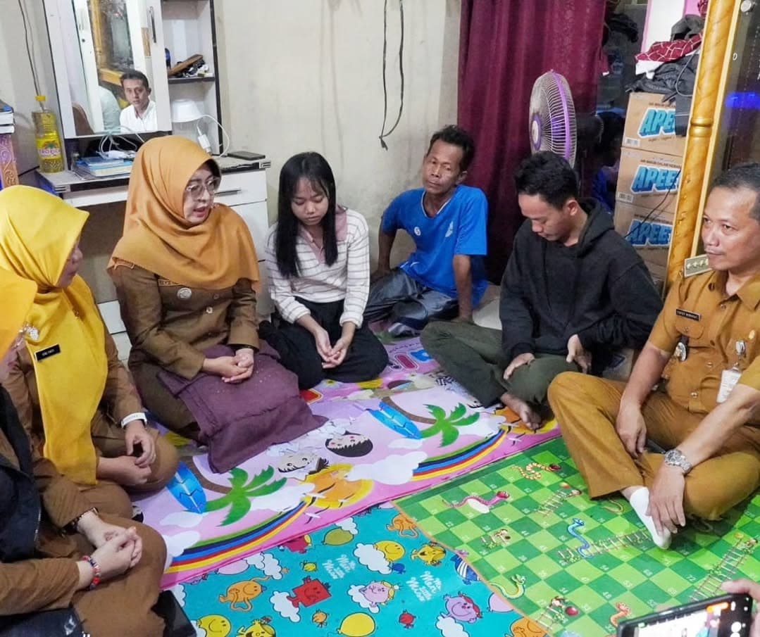 Bupati Pandeglang Raden Dewi Setiani melaksanakan takziah ke rumah duka.