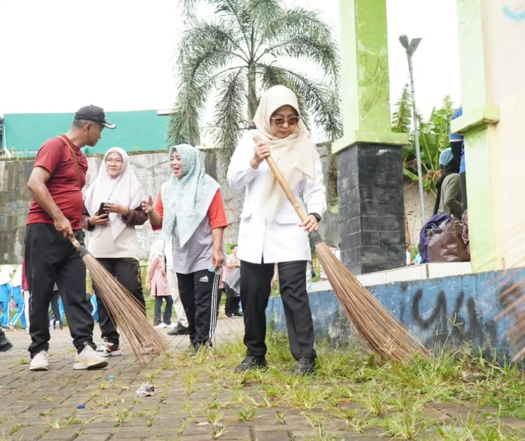 Bupati Pandeglang, Raden Dewi Setiani, mengimbau masyarakat untuk terus menjaga kebersihan lingkungan demi menciptakan kehidupan yang sehat dan nyaman