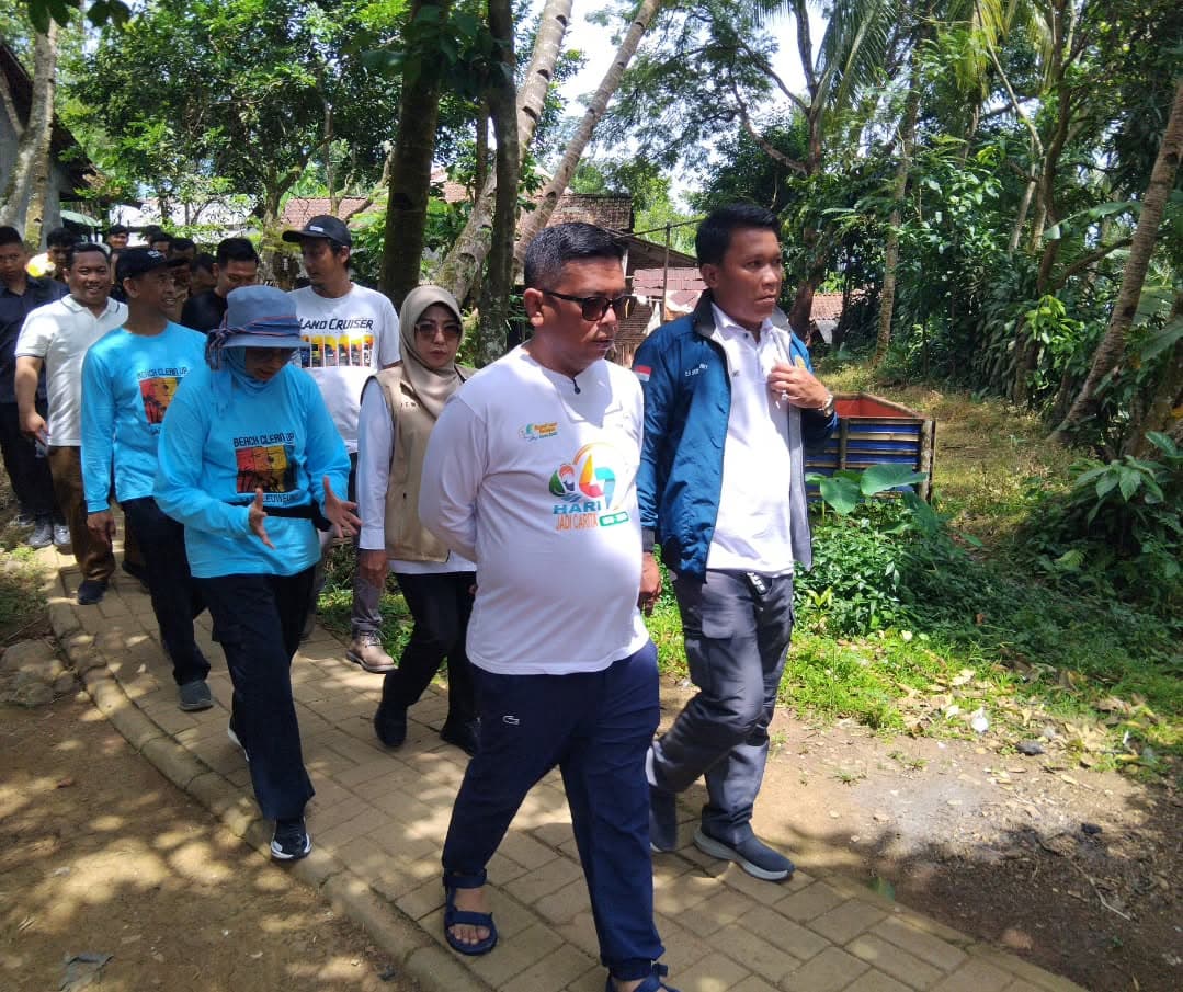 Bupati Pandeglang Dampingi Gubernur Banten Mengunjungi Destinasi Wisata Curug Cimanggung Kecamatan Carita