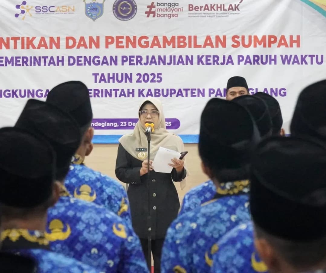 Bupati Pandeglang Raden Dewi Setiani melantik 5.691 pegawai honorer menjadi Pegawai Pemerintah dengan Perjanjian Kerja (PPPK) paruh waktu. 