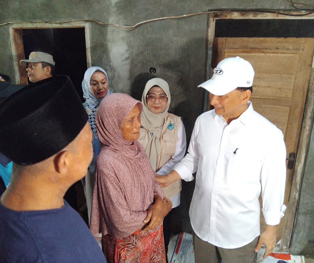 Bupati Pandeglang, Raden Dewi Setiani, mendampingi Wakil Gubernur Banten, Achmad Dimyati Natakusumah, dalam kegiatan monitoring bantuan Rumah Layak Huni Baznas (RLHB) di Kampung Gonggong, Desa Cipicung, Kecamatan Cikeudal