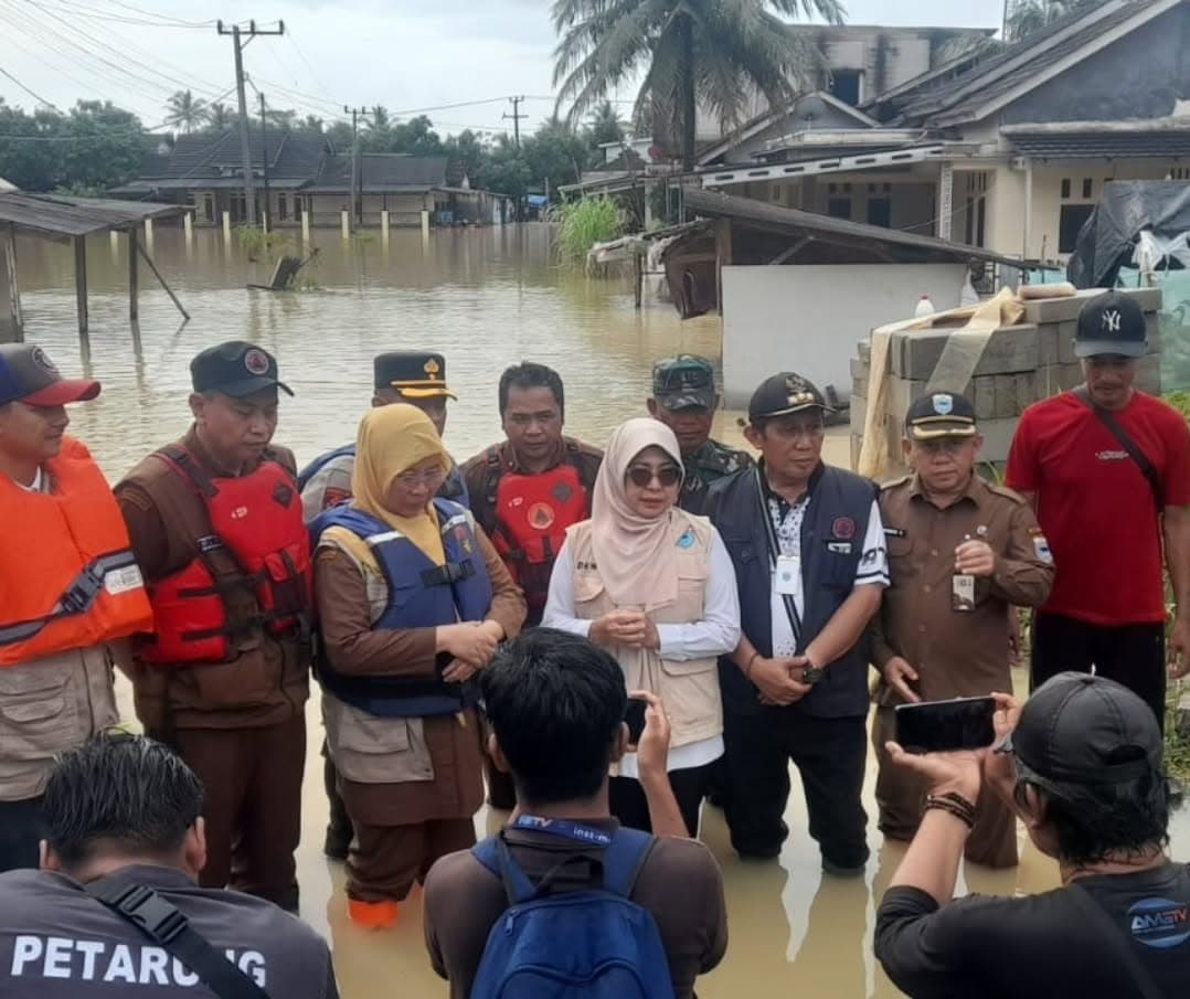 Bupati Pandeglang Raden Dewi Setiani turun langsung mengunjungi warga terdampak banjir di Kecamatan Patia