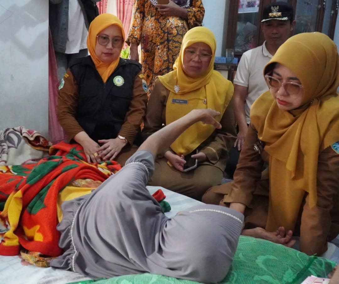 Bupati Dewi menjenguk korban kebakaran