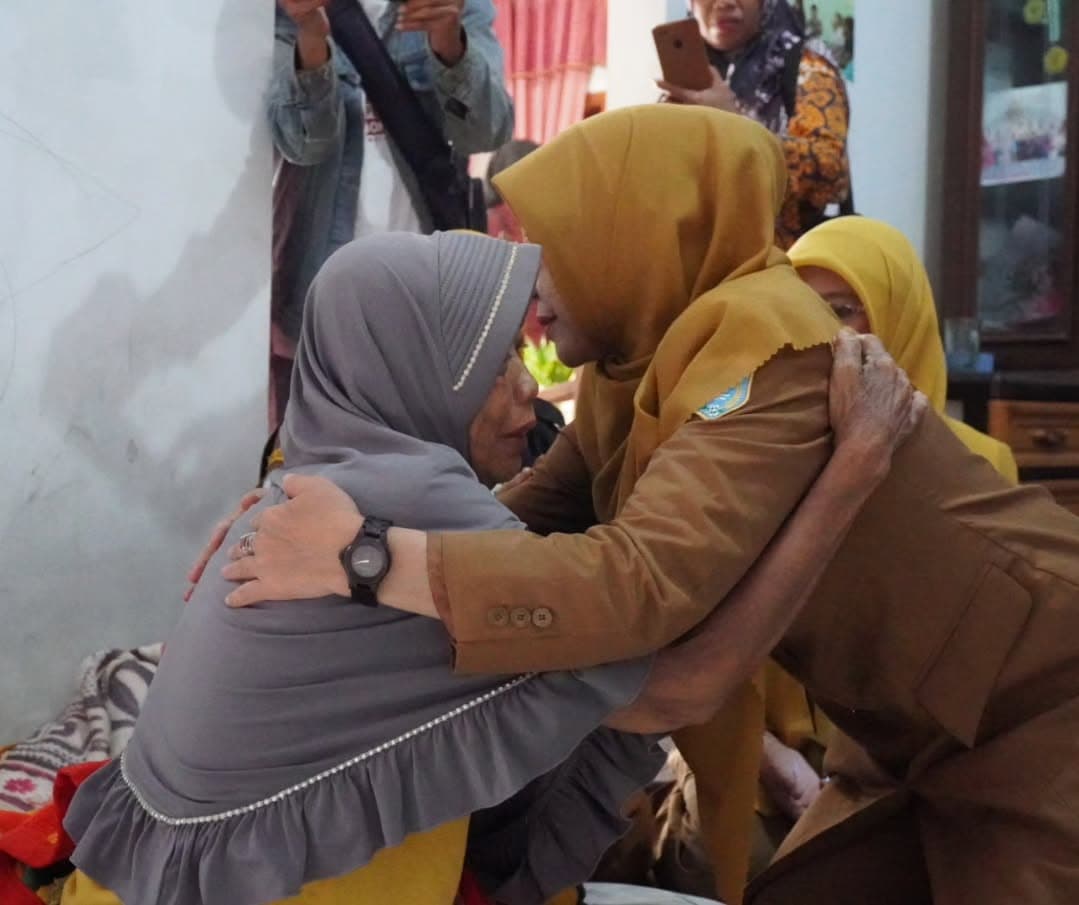 Memberikan dukungan kepada keluarga korban