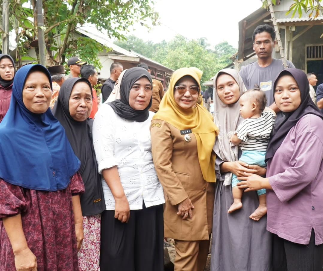 Momen bersama warga sekitar