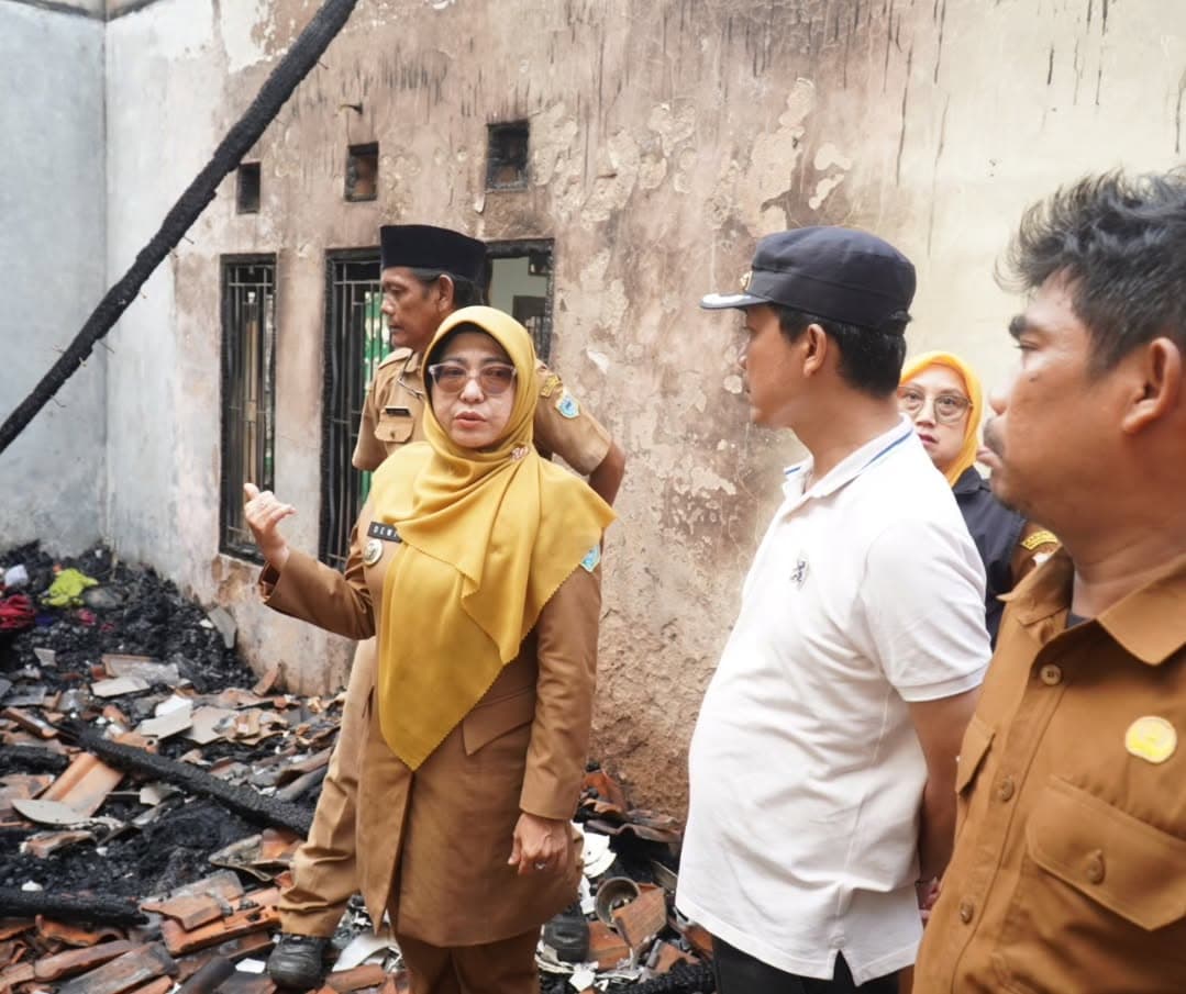 Bupati Pandeglang meninjau langsung kondisi rumah warga yang mengalami musibah kebakaran, sebagai wujud kepedulian dan empati terhadap masyarakat
