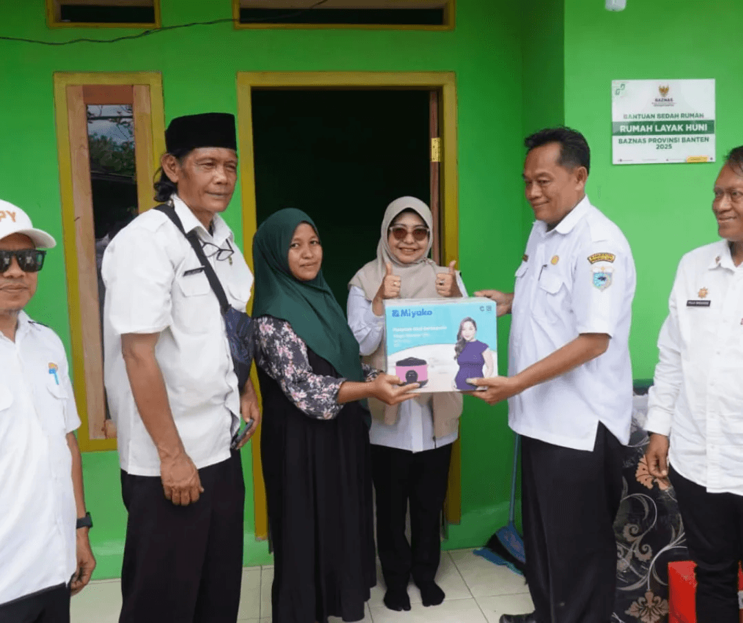 Bupati Pandeglang Dewi Setiani meninjau program Rumah Layak Huni Baznas (RLHB) Provinsi Banten di wilayah Desa Sindangresmi