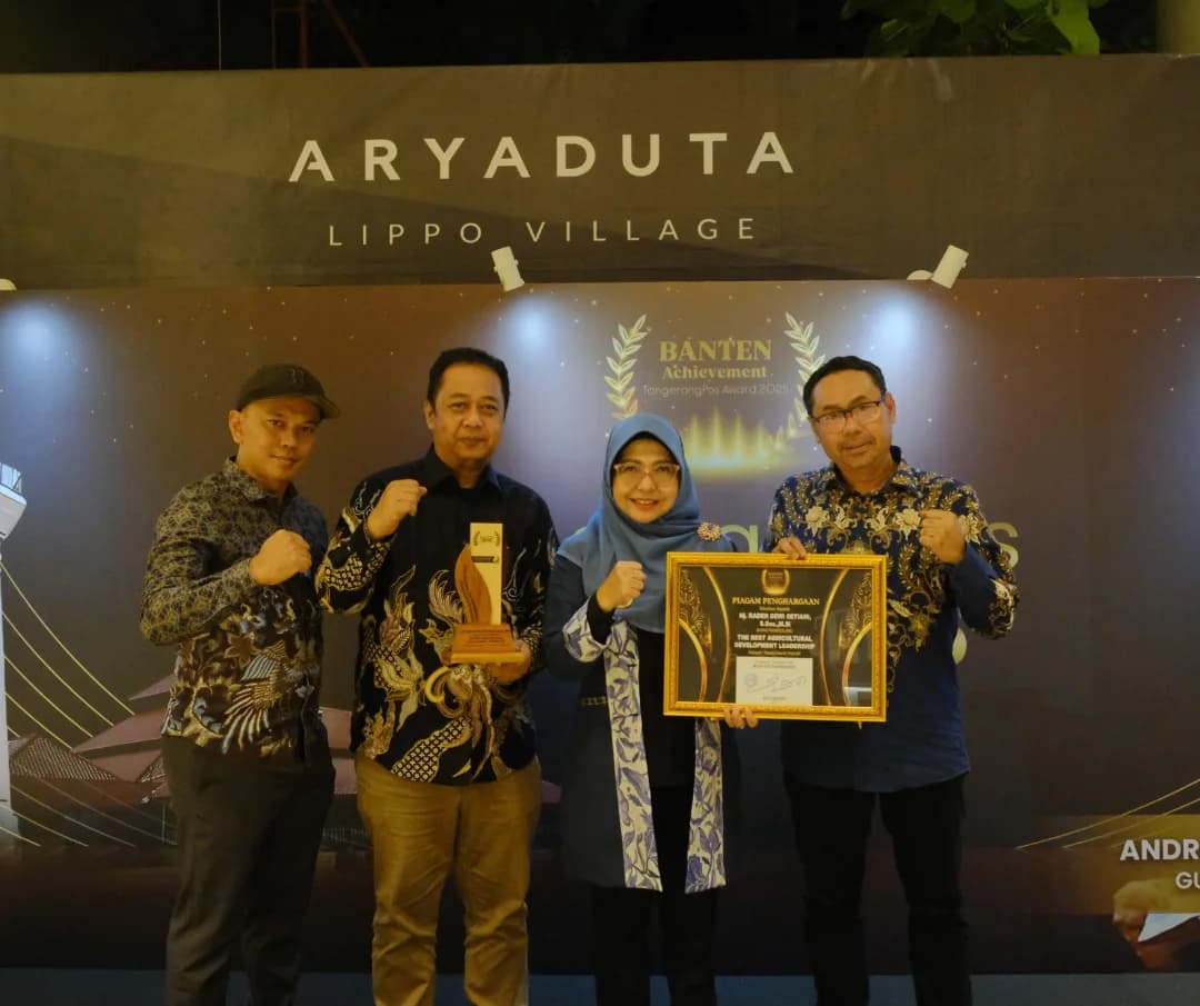 Bupati Dewi Setiani Menerima Penghargaan The Best Agricultural Development Leadership